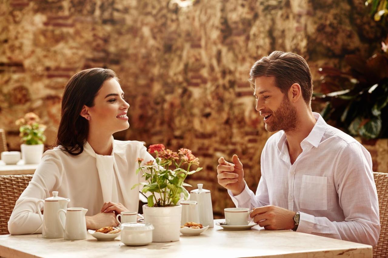 El Embajador, A Royal Hideaway Hotel Santo Domingo Bagian luar foto A couple on a date