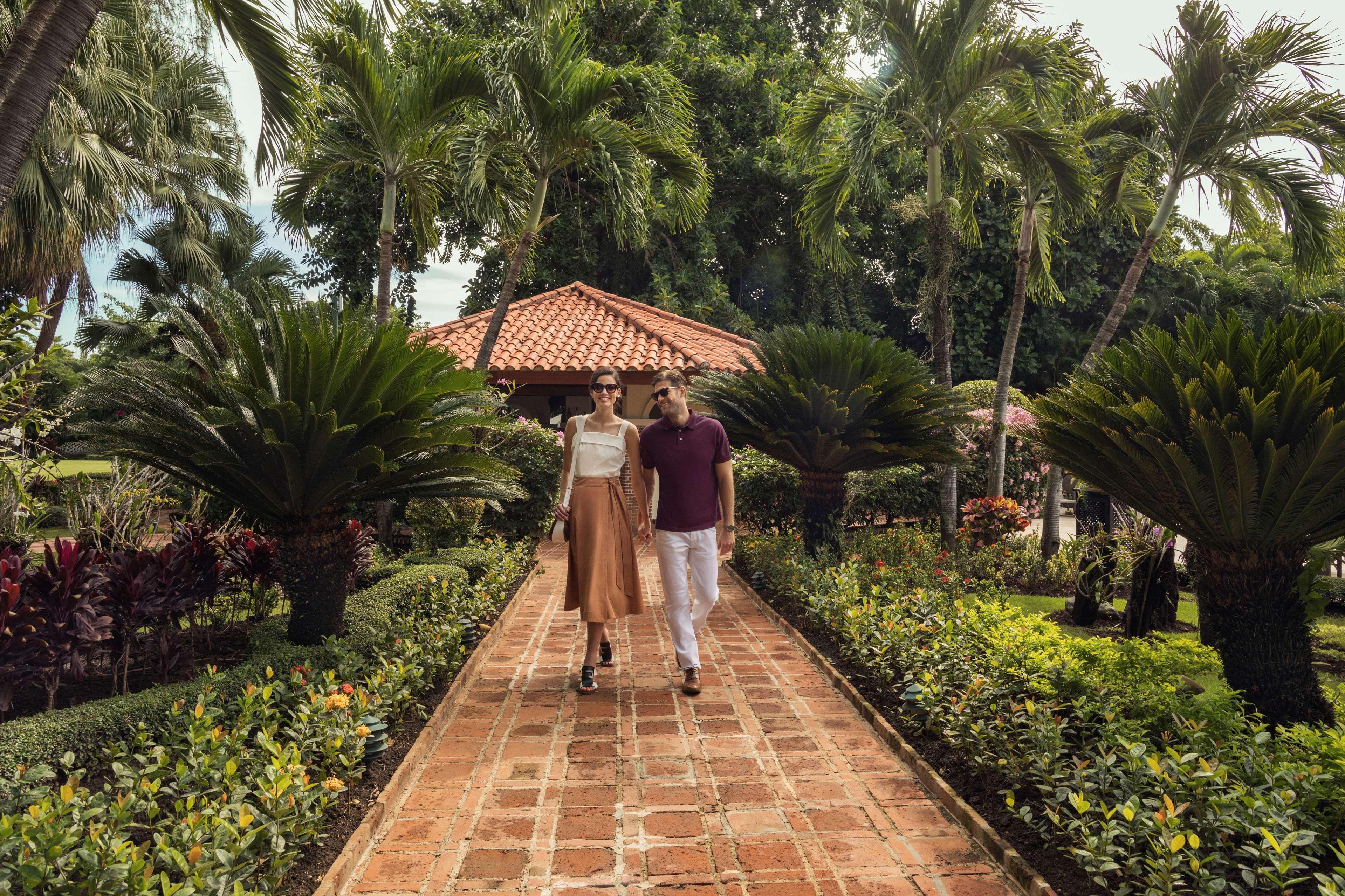El Embajador, A Royal Hideaway Hotel Santo Domingo Bagian luar foto The resort's gardens
