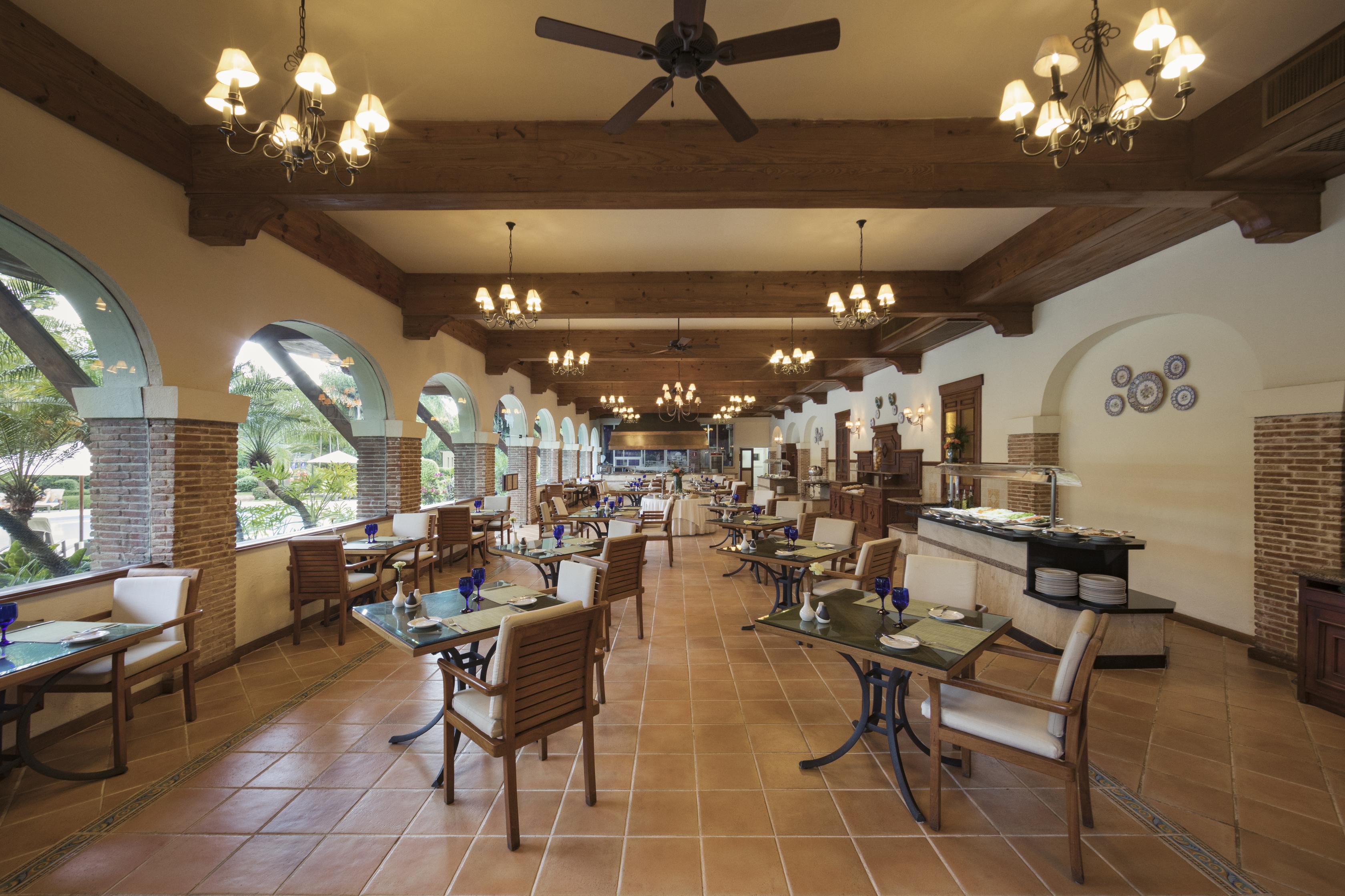 El Embajador, A Royal Hideaway Hotel Santo Domingo Bagian luar foto The restaurant at the hotel