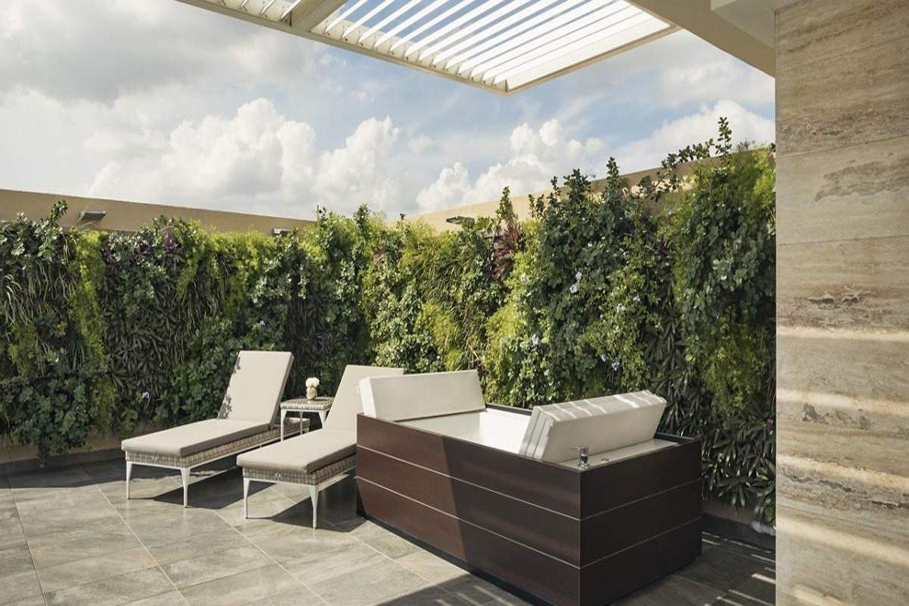 El Embajador, A Royal Hideaway Hotel Santo Domingo Bagian luar foto A living wall in a private residence