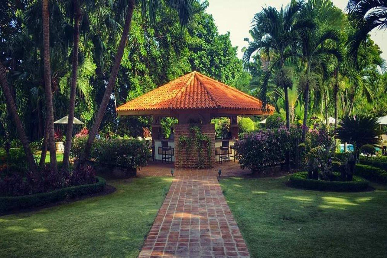 El Embajador, A Royal Hideaway Hotel Santo Domingo Bagian luar foto The University of the Philippines Diliman