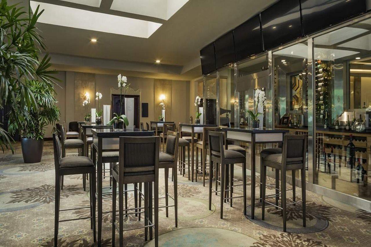 El Embajador, A Royal Hideaway Hotel Santo Domingo Bagian luar foto The bar at the hotel