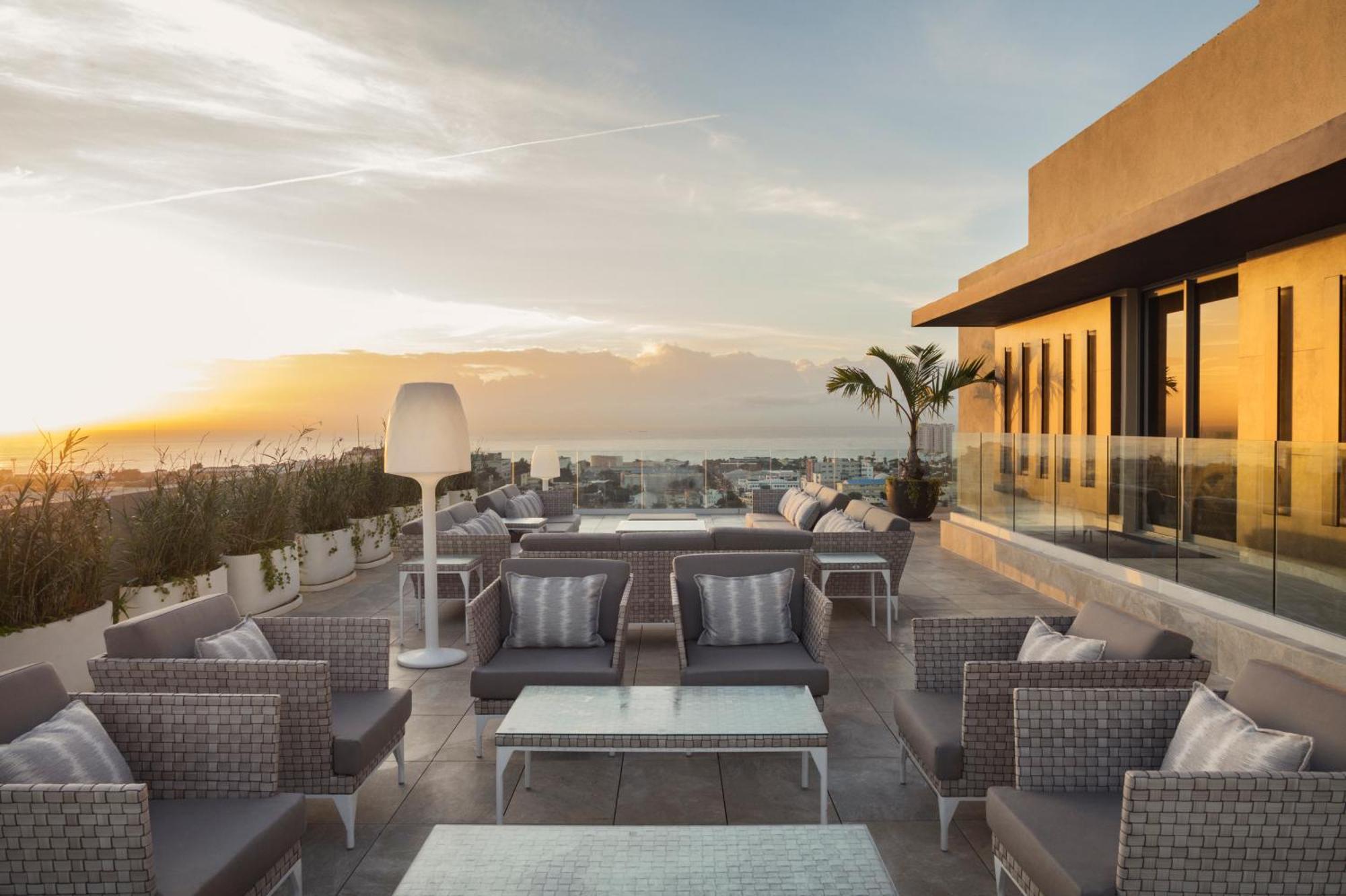 El Embajador, A Royal Hideaway Hotel Santo Domingo Bagian luar foto The View Rooftop Bar