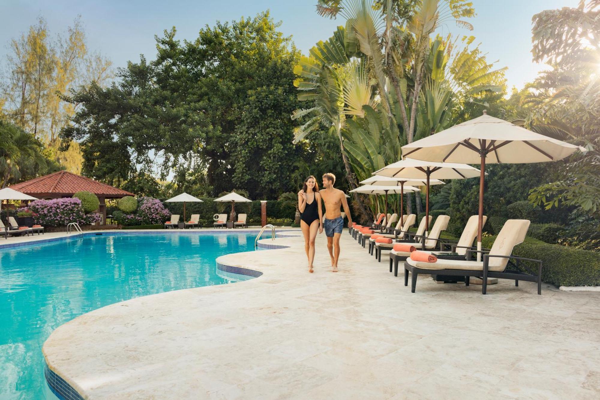 El Embajador, A Royal Hideaway Hotel Santo Domingo Bagian luar foto The pool at the Four Seasons Hotel