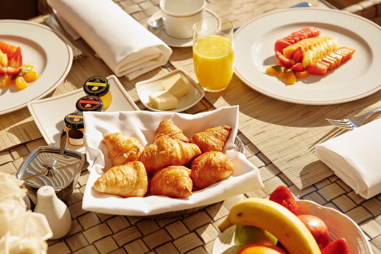 El Embajador, A Royal Hideaway Hotel Santo Domingo Bagian luar foto A breakfast table