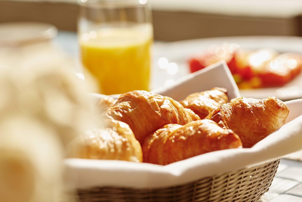 El Embajador, A Royal Hideaway Hotel Santo Domingo Bagian luar foto Croissants
